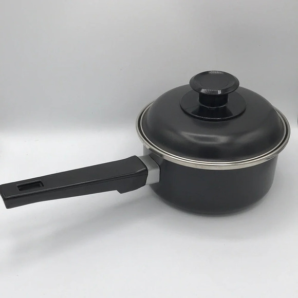 Small nonstick black saucepan with lid - Picture 1 of 7
